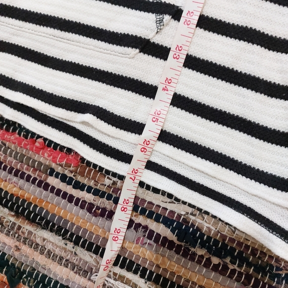 Liz Claiborne Weekend Petite Black & White Striped Lightweight Pull Over Sweater - Picture 13 of 13